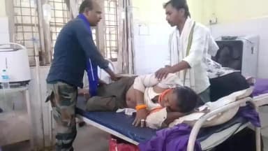 बबेरू: तिंदवारी रोड में सड़क पर लड़ रहे दो सांडों को भगाने गए एक व्यक्ति पर दोनों सांडों ने किया हमला, गंभीर रूप से घायल