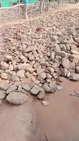 gram borpadaw teh udhayanagar distik dewas me Aaj ki borpadaw ki istati sadak par phatar dal kar chod diya gadi bhi nhi