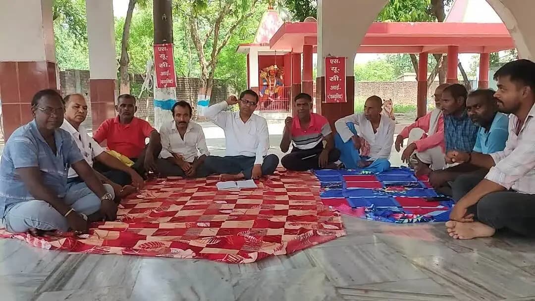 #लालगंज घोड़परास से मुक्ति के लिए बैठक करते हुए एस यू सी आई (कम्युनिस्ट)के कार्यकर्त्ता