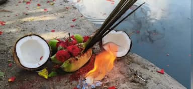 தருமபுரி: தருமபுரியில் கன மழையில் இலக்கியம்பட்டி ஏரி நிரம்பி வெளியேறும் உபரி நீர்-பூஜை செய்து மலர்தூவி வரவேற்ற இளைஞர்கள்.