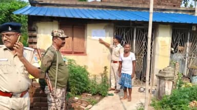 बहरागोड़ा: कोर्ट में हाजिर होने का अंतिम नोटिस, मां-बेटी के घर पुलिस ने चिपकाया इश्तिहार