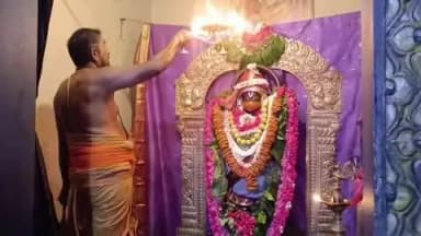 அந்தியூர்: அந்தியூர் திருப்பதி என்று அழைக்கக்கூடிய பேட்டை சீனிவாச பெருமாள் திருக்கோவிலில் ஆஞ்சநேயருக்கு அம்மாவாசை சிறப்பு பூஜை நடைபெற்றது