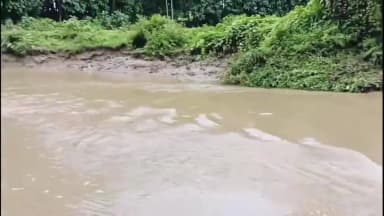 কমলপুর: ভাঙ্গন রোধ ও রাস্তা সংস্কারের দাবিতে কমলপুর মেচুরিয়ায় পথ অবরোধ