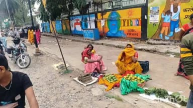 लातेहार: लातेहार के फुटपाथ पर सब्जी फल फूल बेचकर गुजारा करने वाली स्वालंबी बन रही महिलाओं को अतिक्रमणकारिय बता कर हटाया जा रहा है