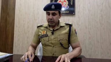 थाना बसईमौ0पुर क्षेत्र में 01 व्यक्ति द्वारा पुत्री की हत्या व पत्नी को घायल करने की सूचना पर स्थानीय पुलिस द्वारा तत्काल मौके पर पहुंचकर शव को पोस्टमार्टम हेतु व घायल को उपचार हेतु भिजवाने व आरोपी को हिरासत में लेकर की जा रही विधिक कार्यवाही के सम्बन्ध में ASPग्रामीण द्वारा बाइट https://t.co/HpRdgYGY98