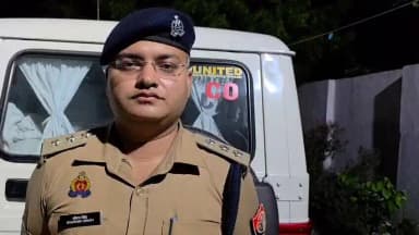 #bandapolice थाना बदौसा क्षेत्रांतर्गत बुंदेलखंड एक्सप्रेसवे पर ग्राम चन्दौर के निकट हुई सड़क दुर्घटना में 03 व्यक्तियों की मृत्यु हो जाने के संबंध में वीडियो बाइट क्षेत्राधिकारी यातायात सौरभ सिंह।
#UPPolice https://t.co/IAhuWmxTtc