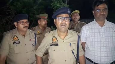 अवगत कराना है कि दिनांक 14.06.2026 को रात्रि लगभग 10:30 बजे एक प्राइवेट बस एवं ट्रक के मध्य सड़क दुर्घटना होने की सूचना प्राप्त हुई। सूचना पर तत्काल स्थानीय पुलिस मौके पर पहुँची तथा राहत एवं बचाव कार्य प्रारम्भ किया गया। दुर्घटना में ट्रक चालक की मौके पर ही मृत्यु हो गई, जबकि बस में सवार कुछ यात्रियों को चोटें आई हैं। पुलिस द्वारा सभी घायलों को तत्काल उपचार हेतु अस्पताल भिजवाया गया। मृतक के शव को कब्जे में लेकर पंचायतनामा एवं पोस्टमार्टम की कार्यवाही की जा रही है। पुलिस द्वारा आवश्यक कार्रवाई करते हुए यातायात को सुचारु रूप से संचालित कराया गया, जिससे वर्तमान में यातायात सामान्य है। घटना के सम्बन्ध में अग्रिम वैधानिक कार्यवाही प्रचलित है।
घटना के सम्बन्ध में अपर पुलिस अधीक्षक अपराध श्री नरेश कुमार की बाइट।
#UPPolice
#BulandshahrPolice