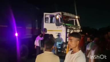 मुंगेर: श्रीकृष्ण सेतु के पास दो हाइवा की टक्कर, बालू लदा ट्रक 20 फीट नीचे खेत में गिरा
