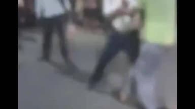 कर्वी: चित्रकूट कर्वी स्टेशन रोड पर ट्रैफिक सिपाही और बस चालक के बीच सड़क पर हुई मारपीट का वीडियो वायरल
