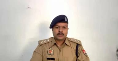 दिनांक 14.06.2026 की रात्रि में #थाना_देवगांव क्षेत्रान्तर्गत एक बस एवं ट्रेलर के मध्य सड़क दुर्घटना हुई, जिसमें बस में पीछे बैठी 03 महिलाओं को मामूली चोटें आईं। सूचना प्राप्त होते ही स्थानीय पुलिस तत्काल मौके पर पहुंची तथा घायलों को #प्राथमिक_उपचार उपलब्ध कराया गया। उपचार उपरांत तीनों महिलाएं सकुशल अपने गंतव्य के लिए रवाना हो गईं। प्रकरण में थाना प्रभारी देवगांव द्वारा आवश्यक विधिक कार्यवाही की जा रही है के संबंध में #CoLalganjAzh श्री भूपेश कुमार पाण्डेय का आधिकारिक वक्तव्य।
@Uppolice
@adgzonevaranasi
@digazamgarh