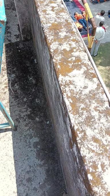 रा व मा पाठशाला में बच्चों को भुकंप से बचाव ंकी जानकारी देते हुए डी पी बिनोद कुमार जी
