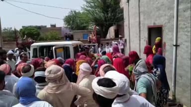 लूनकरनसर: बागेश्वर धाम से लौट रही घेसुरा निवासी महिला की रेल हादसे में हुई मौत, शव पहुंचने पर गांव का माहौल हुआ गमगीन