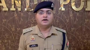 #bandapolice थाना जसपुरा क्षेत्रांतर्गत चन्द्रायल नदी में नहाते समय 03 बच्चों के डूबने की सूचना पर थाना पुलिस द्वारा स्थानीय गोताखोरो की मदद से शवों को बरामद कर लिया गया तथा पोस्टमॉर्टम हेतु भेजा गया है । इस सम्बन्ध में वीडियो बाइट क्षेत्राधिकारी सदर #सौरभ_सिंह । https://t.co/GQEgkSH3fl