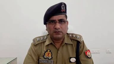 #gorakhpurpolice
#PoliceAction
➡️दिनांक 14.06.2026 को #PsGida क्षेत्रान्तर्गत स्थित ग्राम बनगांवा में प्रेम प्रसंग में विजय पाल को उसके चचेरे भाई द्वारा चाकू मारकर घायल कर दिया गया। परिजन द्वारा तत्काल घायल को उपचार हेतु ले जाया गया। ईलाज के दौरान विजय पाल की बीआरडी मेडिकल कॉलेज में मृत्यु हो गयी। शव को कब्जे में लेकर पोस्टमार्टम आदि की कार्यवाही की जा रही हैं।
➡️घटना से संबंधित 04 आरोपियों को पुलिस हिरासत में लिया गया, अग्रिम विधिक कार्यवाही की जा रही हैं।
➡️जिसके संबंध में #COGida द्वारा दी गयी वीडियो बाईट-
#UPPolice #VideoByte
@dgpup @AdgGkr @adgzonegkr @diggorakhpur