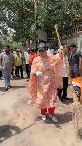 प्रीत विहार: पटपड़गंज इलाके में एमसीडी ने चलाया स्वच्छता अभियान पार्षद दैनिक चौधरी ने किया श्रमदान
