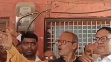 कसिया: कसया में अधिवक्ताओं ने उप निबंधन कार्यालय में ताला जड़कर प्रदर्शन किया, आदेश वापस लेने की मांग