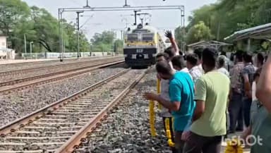 आलोट: कोटा चौमेहला मेमू ट्रेन का उज्जैन तक विस्तार पर थूरिया स्टेशन पहुंचते ही हुआ स्वागत,लोको पायलेट को भेंट किया साफा श्रीफल