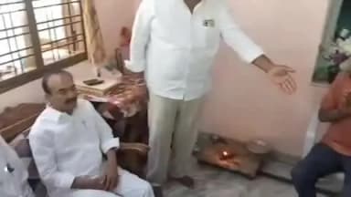 మేడ్చల్: కరెంట్ షాక్ తో మృతి చెందిన కుటుంబాన్ని మనం మరణించిన మల్కాజ్గిరి ఎంపీ ఈటెల రాజేందర్