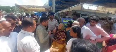ಹನೂರು: ಮಹದೇಶ್ವರಬೆಟ್ಟದಲ್ಲಿ ಜನಜಂಗುಳಿ; ನಿಯಂತ್ರಣಕ್ಕೆ ಖುದ್ದು ಮುಂದಾದ ಪ್ರಾಧಿಕಾರದ ಕಾರ್ಯದರ್ಶಿ