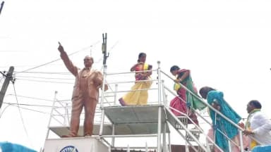 అసిఫాబాద్: మహనీయుల విగ్రహాలకు నివాళులు అర్పించిన టిఆర్ఎస్ నేత కల్వకుంట్ల కవిత