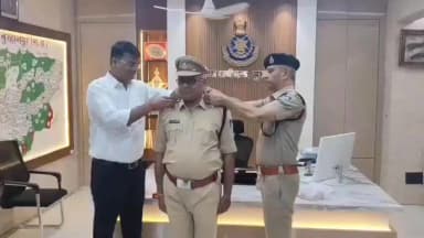 नेपानगर: पुलिस विभाग में मिली पदोन्नति, 6 प्रधान आरक्षकों बने सहायक उप निरीक्षक, एसपी ने वर्दी पर लगाएक सितारे