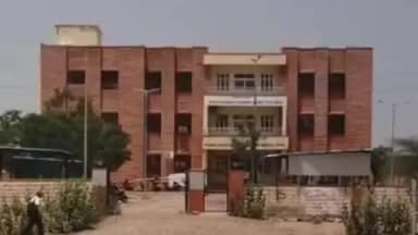 शेरगढ़: शेरगढ़ क्षेत्र में 35 किलोमीटर की रफ्तार से चली आंधी, विजिबिलिटी कम होने से आवाजाही में हुई परेशानी, तापमान में गिरावट