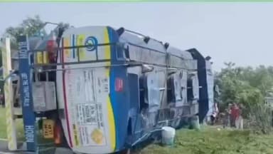 নবগ্রাম: ১২ নম্বর জাতীয় সড়কে ভয়াবহ দুর্ঘটনা, তেলবাহী ট্যাংকার ও আমবোঝাই গাড়ির মুখোমুখি সংঘর্ষে আহত ৩