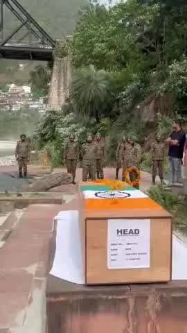 कर्णप्रयाग: पोखरी विकासखंड के ग्राम पंचायत रौता के नायक संतोष कुमार को सैन्य समान के साथ दी गई अंतिम विदाई