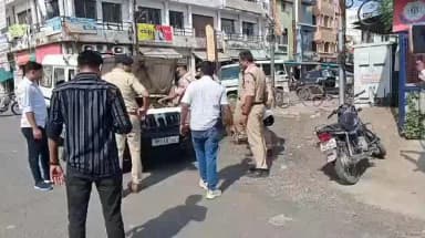 नरसिंहपुर: यातायात थाना प्रभारी को दबंगई बताने वाले युवक का निकाला जुलूस पहुँचा सलाखों के पीछे