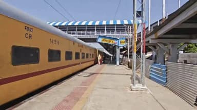 मानिकपुर: चित्रकूट के मानिकपुर रेलवे जंक्शन में 2 घंटे से खड़ी स्पेशल ट्रेन में यात्रियों ने पानी की असुविधा की शिकायत की