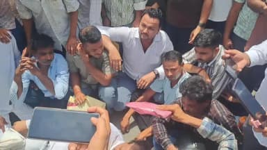 झुंझुनू: इस्लामपुर का नाम बदलने की तैयारी का जोरदार विरोध, कलक्ट्रेट पर प्रदर्शन के दौरान पूर्व मंत्री राजेंद्र गुढ़ा सड़क पर लेटे