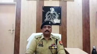 #HardoiPolice
अवगत कराना है कि आज दिनांक 15.06.2026 को सूचना प्राप्त हुई कि थाना संडीला क्षेत्रांतर्गत फैक्ट्री एरिया फ़ोकश मर्चेंट कंपनी में एक ट्रक टैंकर मैं पीछे का बोनट टेढ़ा होने के कारण मैकेनिक/ मिस्त्री द्वारा सही किया जा रहा था, मिस्त्री द्वारा वैल्डिंग करते समय टैंकर के अंदर गैस बन जाने के कारण टैंकर की बॉडी फट गयी ।जिसमें एक व्यक्ति को हल्की-फुल्की चोट आई हैं जिसका उपचार कराया जा रहा है । मौके पर कोई जनहानि नहीं हुई है । इस संबंध में क्षेत्राधिकारी संडीला श्री संतोष सिंह की बाइट-
#UPPolice