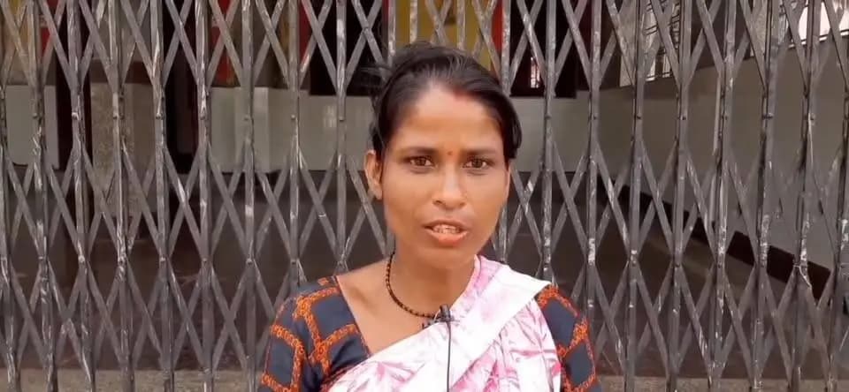 मैं कविता मंडराह, चंदनगांव, जिला छिन्दवाड़ा की निवासी हूं। प्रधानमंत्री उज्ज्वला योजना के माध्यम से मुझे गैस सिलेंडर की सुविधा प्राप्त हुई है। इस योजना से मेरे जीवन में सकारात्मक बदलाव आया है। अब खाना बनाने में सुविधा होती है और धुएं से भी राहत मिली है। इस जनहितकारी योजना के लिए मैं देश के प्रधानमंत्री जी का हृदय से धन्यवाद एवं आभार व्यक्त करती हूं।
#प्रधानमंत्री_उज्ज्वला_योजना
#12YearsOfNariShakti
#12YearsOfGaribKalyan
#12YearsOfSeva
#procwa #छिन्दवाड़ा
#JansamparkMP
PMO India
Dr Mohan Yadav
CM Madhya Pradesh
Department of Food, Civil Supplies & Protection - Madhya Pradesh
Jansampark Madhya Pradesh