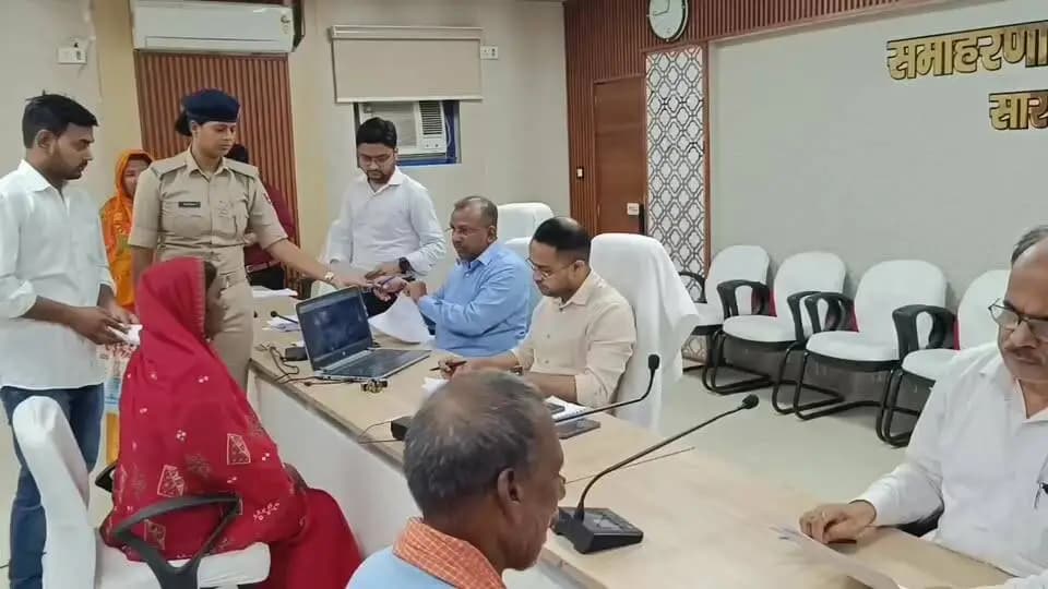 ◆◆ *"सबका सम्मान, जीवन आसान" प्रत्येक सोमवार एवं शुक्रवार को "जनता के दरबार में जिलाधिकारी" , आमलोगों की समस्या के निराकरण हेतु कार्रवाई*
◆◆ *जिलाधिकारी ने आज 74 लोगों की समस्या को सुना, कार्रवाई को लेकर संबंधित अधिकारियों को दिया निदेश*
सारण, 15 जून 2026
◆ सप्ताह के प्रत्येक सोमवार एवं शुक्रवार को जिलाधिकारी आमलोगों से मुलाकात कर उनकी समस्या को सुन रहे हैं। "जनता के दरबार में जिलाधिकारी" कार्यक्रम प्रत्येक सोमवार एवं शुक्रवार को आयोजित किया जा रहा है।
◆ आज जनता दरबार में उपस्थित सभी 74 लोगों की समस्या को जिलाधिकारी ने सुना तथा कार्रवाई को लेकर संबंधित अधिकारियों को आवश्यक निर्देश दिया। जनता दरबार में अधिकांश मामले राजस्व एवं भूमि सुधार विभाग से संबंधित थे।
● रिविलगंज के एक आवेदक ने न्यायालय के आदेश के आलोक में दखल दिहानी कराने का अनुरोध किया. जिलाधिकारी ने अंचलाधिकारी रिविलगंज को अविलंब कार्रवाई का निदेश दिया.
● मांझी के एक आवेदक ने बताया कि उनकी ख़रीदगी की जमीन पर चहारदीवारी निर्माण के क्रम में स्थानीय व्यक्ति द्वारा बाधा पहुंचाई जा रही है। उन्होंने अपनी जमीन की मापी कराने का अनुरोध किया। जिलाधिकारी ने अंचलाधिकारी मांझी एवं दाउदपुर थाना प्रभारी को कार्रवाई का निदेश दिया।
● मकेर के एक आवेदक ने उनके घर के रास्ते पर पड़ोसी द्वारा अतिक्रमण कर रास्ता बाधित करने की शिकायत की। जिलाधिकारी ने अंचलाधिकारी एवं थाना प्रभारी मकेर को दोनों पक्षों के साथ सुनवाई कर समाधान का निदेश दिया।
● मढ़ौरा के एक वृद्ध दंपत्ति ने बताया कि उनकी बहु द्वारा उन्हें घर से निकाल कर कमरे में ताला लगा दिया गया है। इस संबंध में अनुमंडल पदाधिकारी मढ़ौरा द्वारा सुनवाई कर दंपत्ति के पक्ष में आदेश पारित किया गया है। जिलाधिकारी ने थाना प्रभारी को अनुमंडल पदाधिकारी के आदेश का अनुपालन सुनिश्चित कराने का निदेश दिया।
◆ बनियापुर के एक आवेदक ने शिक्षा विभाग के अंतर्गत अनुकंपा के आधार पर बहाली के आवेदन पर कार्रवाई लंबित रहने की शिकायत की। जिलाधिकारी ने जिला शिक्षा पदाधिकारी की विभागीय प्रावधान के अनुरूप त्वरित कार्रवाई सुनिश्चित करने का निदेश दिया।
◆ अन्य आवेदनों के संदर्भ में भी समस्या के निराकरण के लिये कार्रवाई का निदेश संबंधित अधिकारियों को दिया गया
#JantaDarbar
#DM
#saran
#chapra
Information & Public Relations Department, Government of Bihar