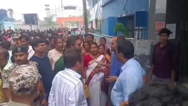 ইটাহার: ইটাহার BDO অফিসে আয়োজিত জনকল্যাণ শিবিরে উপচে পড়া ভিড়, পরিদর্শন করলেন DM, BDO ও MLA