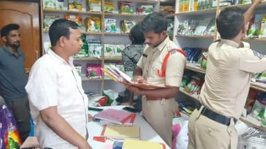 కాగజ్నగర్: పెంచికల్ పేట్ మండలంలో ఎరువుల దుకాణాల్లో తనిఖీలు చేపట్టిన ఎస్సై అనిల్ కుమార్