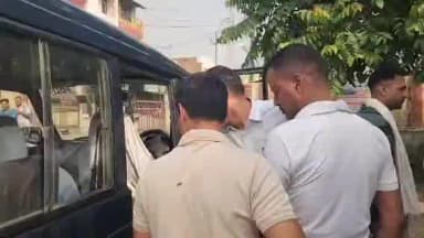 मुरादाबाद: एंटी करप्शन टीम ने विंग कमांडर को ₹4000 की रिश्वत लेते हुए रंगे हाथों गिरफ्तार किया
