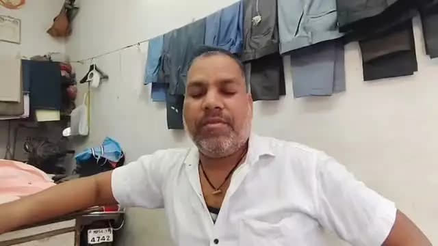 ⏩खुशियों की दास्ता
⏩वन नेशन वन राशन कार्ड योजना से महेश को मिला लाभ, प्रधानमंत्री को कहा धन्यवाद
उन्होंने बताया कि योजना के तहत उन्हें प्रति माह 25 किलोग्राम राशन मिल रहा है जिससे परिवार के खाद्य खर्च में राहत मिली है और आर्थिक स्थिति को मजबूती मिली है। महेश ने कहा कि यह योजना प्रवासी और श्रमिक परिवारों के लिए अत्यंत उपयोगी है। उन्होंने इस जनकल्याणकारी योजना के लिए भारत के प्रधानमंत्री श्री नरेंद्र मोदी जी का आभार व्यक्त करते हुए धन्यवाद ज्ञापित किया तथा कहा कि सरकार की ऐसी योजनाएं आम नागरिकों के जीवन को आसान बना रही हैं।
प्रस्तुतकर्ता
@arunendra_30
@cmmadhyapradesh
@jansamparkmp
#12YearsOfGaribKalyan
#12YearsOfSeva
#उमारिया
#umaria
#खुशियो_कि_दास्तां