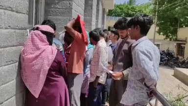 ಚಳ್ಳಕೆರೆ: ಪಿಂಚಣಿ ಹಣ ಬಾರದೇ ವಯೋವೃದ್ಧರು ಮತ್ತು ವಿಶೇಷ ಚೇತನರು ನಗರದ ತಹಶೀಲ್ದಾರ್ ಕಚೇರಿಗೆ ದಿನನಿತ್ಯವೂ ಅಲೆದಾಟ