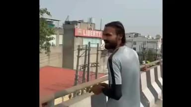 पानीपत: पानीपत में फ्लाईओवर से युवक ने बरसाए नोट, VIDEO; गाड़ियां रोककर लोग बटोरने लगे पैसे