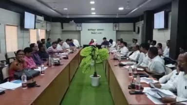 शहपुरा: डिंडौरी के कलेक्ट्रेट सभा कक्ष में योजनाओं को प्रभावी ढंग से क्रियान्वयन को लेकर कलेक्टर ने ली बैठक