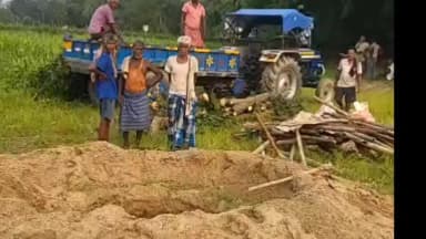 सौर बाज़ार: रोशन आनंद पहुंचे धमसैना गांव, पंचतत्व में विलीन हुए उनके भाई,जुटी भारी संख्या में भीड़, पटना से कई शिक्षक पहुंचे