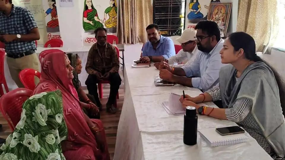 प्रदेश व्यापी जन कल्याण अभियान के अंतर्गत ग्यारसपुर विकासखंड के आजीविका भवन में आयोजित जन कल्याण शिविर में स्थानीय एसडीएम श्रीमती शशि मिश्रा एवं विभिन्न विभागों के अधिकारियों ने आमजन की समस्याएं सुनीं तथा उनके त्वरित निराकरण हेतु आवश्यक निर्देश दिए। शासन की जनहितकारी योजनाओं का लाभ अंतिम व्यक्ति तक पहुंचाने के लिए प्रशासन प्रतिबद्ध है।
#JanKalyanAbhiyan #GoodGovernance #जनकल्याण_अभियान #MPGovernment CM Madhya Pradesh Dr Mohan Yadav Jansampark Madhya Pradesh