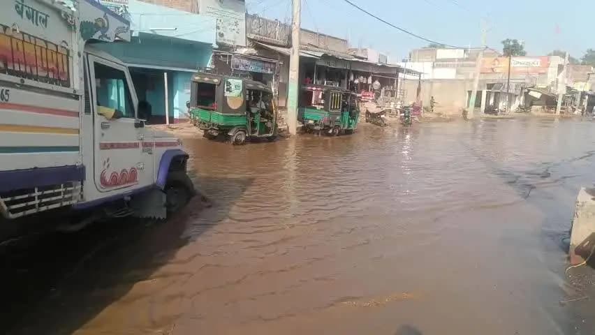 देवरी: देवरी प्रखंड के मंडरो बाजार में आए दिन रोड में जलजमाव होने से यहां के लोगों को पैदल चलने में भी भारी परेशानी#jan samasya