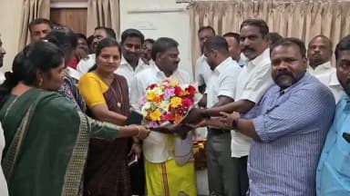 காஞ்சிபுரம்: சுற்றுலா மாளிகையில் வெளிநாடு வாழ் தமிழர் நலத்துறை அமைச்சர் அவர்களை விடுதலை சிறுத்தை கட்சியினர் சந்தித்து வாழ்த்து தெரிவித்தனர்