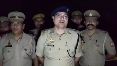 थाना कुन्दरकी पुलिस द्वारा हत्या/हत्या के प्रयास के अभियोगों में वांछित ₹25,000 के इनामी अभि0 को 36 घंटे के भीतर पुलिस मुठभेड़ में गिरफ्तार किया गया। अभि0 के कब्जे से घटना में प्रयुक्त अवैध तमंचा एवं मो0सा0 बरामद हुई। इस संबंध में #SPRA @moradabadpolice की बाइट। https://t.co/U9Qgo9PrN9