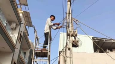 પોરબંદર શહેર: પોરબંદર મહાનગરપાલિકા દ્વારા શહેરના વિવિધ વિસ્તારોમાં ૬૩ સ્ટ્રીટ લાઈટ રીપેરીંગ અને સફાઈ સહિતની કામગીરી કરાઈ