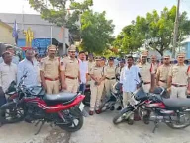 నిర్మల్: నర్సాపూర్ (జి) మండలం కుస్లి గ్రామంలో ఎస్పీ జానకి షర్మిల ఆధ్వర్యంలో కార్డెన్ సెర్చ్, 43 ద్విచక్రవాహనాలు 8 ఆటోలు స్వాధీనం