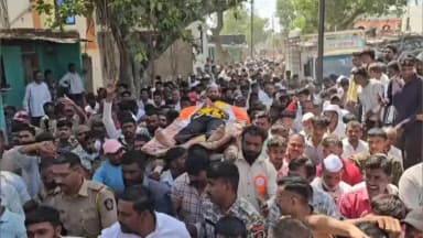 नंदुरबार: सैताने गावात शेतकऱ्याचे प्रतिकात्मक प्रेतयात्रा काढत सरकारचे निषेध आंदोलन