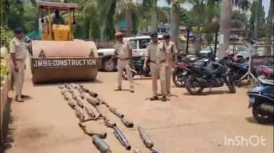 ନବରଙ୍ଗପୁର ପୋଲିସ ଷ୍ଟେସନ: ଶବ୍ଦ ପ୍ରଦ୍ୟୁଷଣ କରୁଥିବା 31 ଟି ମୋଟରସାଇକଲ ର ସାଇଲେନସର କୁ ଟାଉନ ଥାନା ରେ ରୋଲର ଚଢାଇ ନଷ୍ଟ କଲା ପୋଲିସ